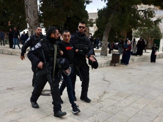 Pasukan Israel Menyerbu Al-Aqsa Saat Ratusan Pemukim Berkumpul 5 palestian digelandang israel