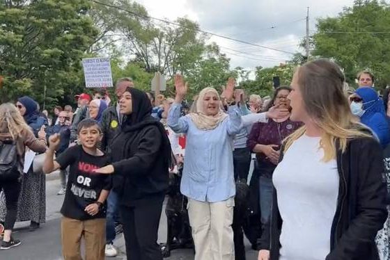 Orang Tua Muslim Kanada Unjuk Rasa