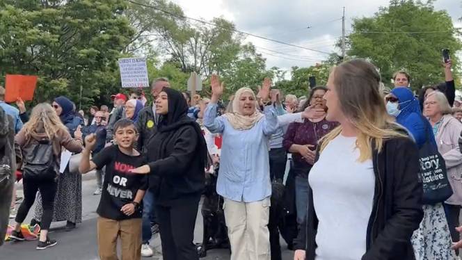 Orang Tua Muslim Kanada Unjuk Rasa