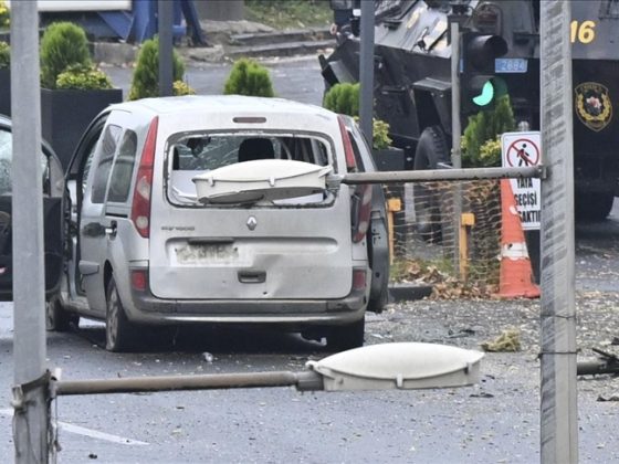 Teroris yang Gagal Melancarkan Percobaan Pengeboman Menggunakan Mobil Curian Milik Warga Sipil yang Mereka Bunuh 1 bom turki