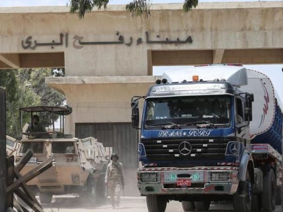 kendaraan perbaikan jalan perbatasan rafah